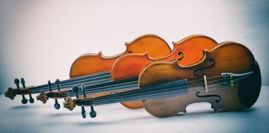 Arka plan üzerine yığılmış ahşap keman soyut sanat tasarım arka plan, keman göstermek detay