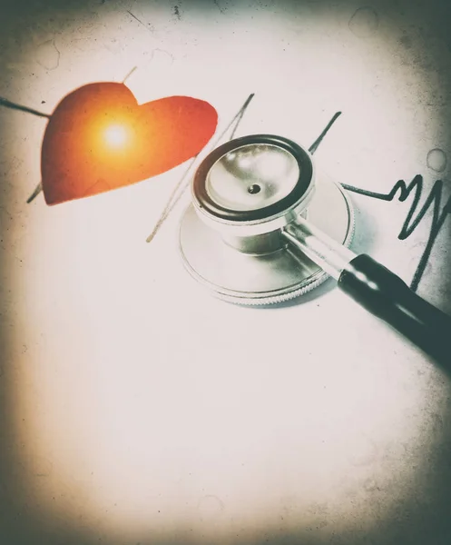 Stetoskop umieścić na białym izolat kardiogramu. T serca — Zdjęcie stockowe