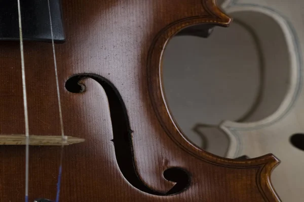 木製バイオリンの選択的な焦点で 木の質感とバイオリンのディテールを示す — ストック写真