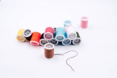 Renkli iplik önüne koymak kahverengi iplik rulo, iplik doku ve detial göstermek, etrafında bulanık ışık