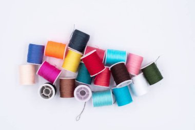 Beyaz arka plana konulan renkli iş parçacığının üst görünümü, iş parçacığının dokusunu ve ayrıntılarını göster.