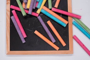 Renkli tebeşirler tahtaya konuldu