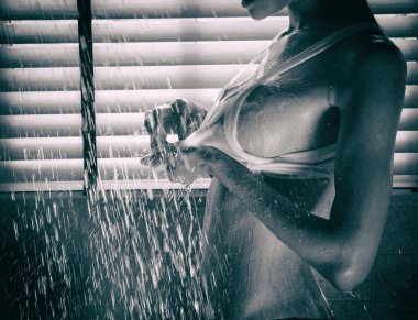 Duş alan çıplak kadın, güzellik vücuduna parlayan güneş ışığının yansıması, etrafa su sıçratma, seksi model poz.