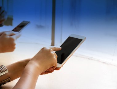 Cep telefonu ekranında işaret insan el kullanımı parmak, mezun filtreler, bulanık ışık etrafında