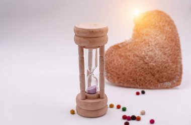 Kum saati bulanık dokuma kalp önüne koymak, arka plan, işaret ve Sevgi ve Zaman sembolü