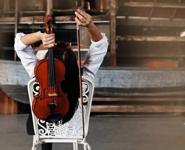 Bella Signora Indossa Una Maglietta Con Violino Fiocco Dietro Testa — Foto Stock