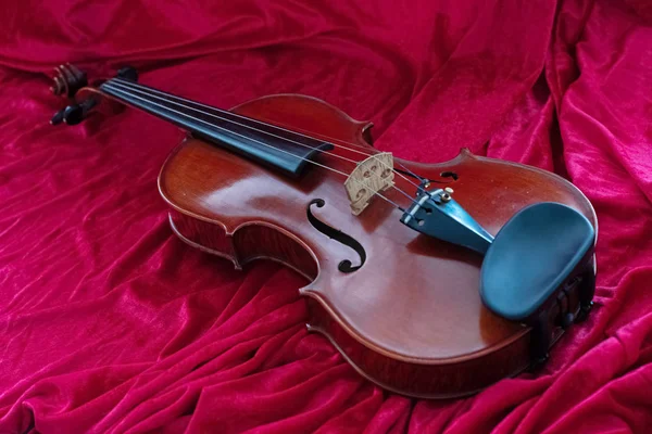 Classico Violino Messo Terreno Gioco Stoffa Rossa Mostra Dettagli Dello — Foto Stock