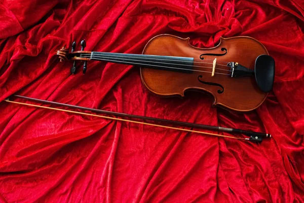 Violín Clásico Arco Ponen Sobre Fondo Tela Roja Muestran Detalle —  Fotos de Stock