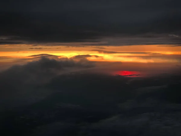 天空顶视图的抽象艺术设计背景 阳光照耀在烟雾弥漫的云上 — 图库照片