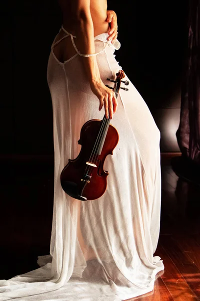 Donna Sexy Che Tiene Mano Violino Bellezza Forma Del Corpo — Foto Stock