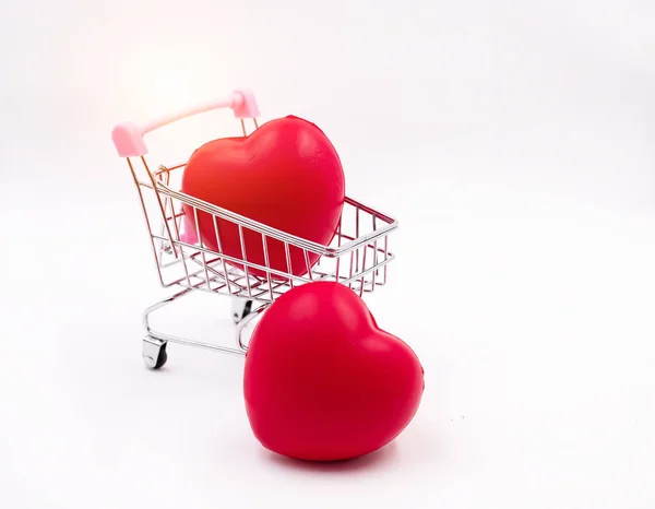 Kis Vörös Szív Hozott Bevásárlókosárba Egyik Fel Háttérben Foltos Fény — Stock Fotó