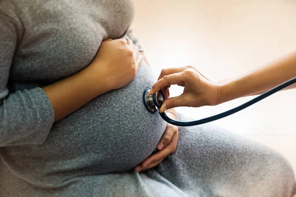 Dans Foyer Sélectif Femme Enceinte Examinait Main Médecin Utilisant Stéthoscope — Photo