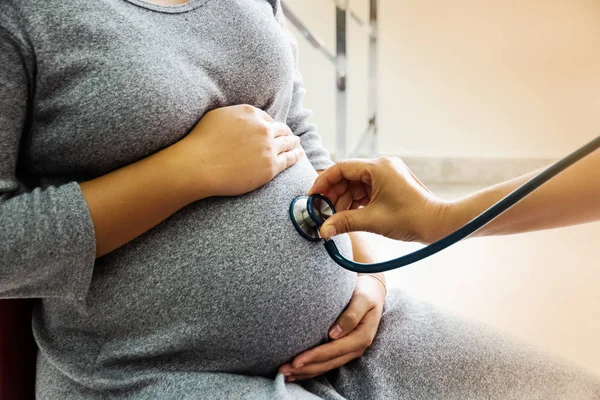 Těhotná Žena Prohlížela Doktorova Ruka Používající Stetoskop Břicho Zdravotní Kontrolu — Stock fotografie