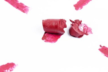 Beyaz arka plan üzerine bulaşmış ruj, renk ve renk dokusunu göstermek