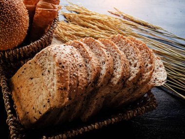 Taze pişmiş ekmek sepete koymak, ahşap masaya