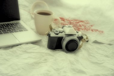 Kameranın bulanık ışık tasarım arka planı dizüstü bilgisayar ve kahve cuup,polaroid transfer etkisi yanında koymak