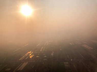 Dumanlı toz kapak gökyüzü arka plan bulanık ışık tasarım arka plan, Pm2.5, kötü kirlilik, sağlıksız atmosfer