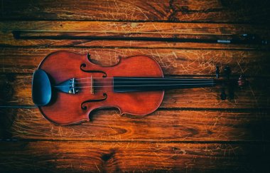 Ahşap keman ve yay soyut sanat tasarım arka plan ahşap ahşap tahta koymak, çevresinde bulanık ışık