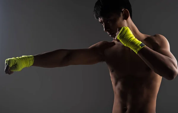 Hombre Guapo Con Envolturas Mano Amarillas Golpeando Aire Para Práctica —  Fotos de Stock