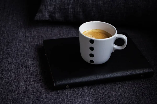 Den Keramiska Kaffekoppen Sätta Läder Boken Soffan Vardagsrummet — Stockfoto
