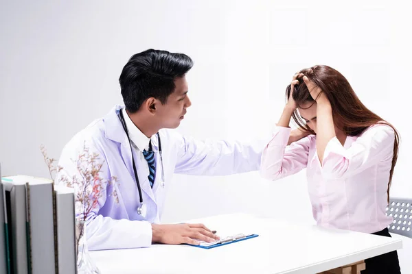 Médico Escucha Observa Los Síntomas Mujer Paciente Para Plan Tratamiento — Foto de Stock