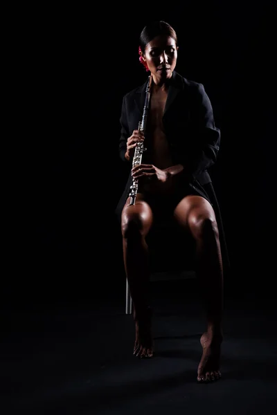 플루트를 음악을 연주하는 클래식 톤으로 포즈를 취하는 섹시한 — 스톡 사진