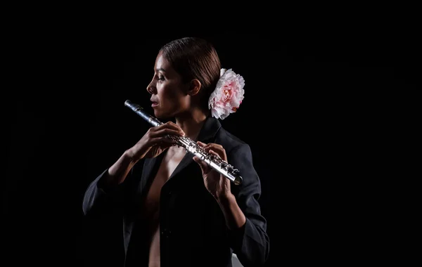 Mujer Belleza Sosteniendo Flauta Las Manos Tocando Música Modelo Sexy — Foto de Stock