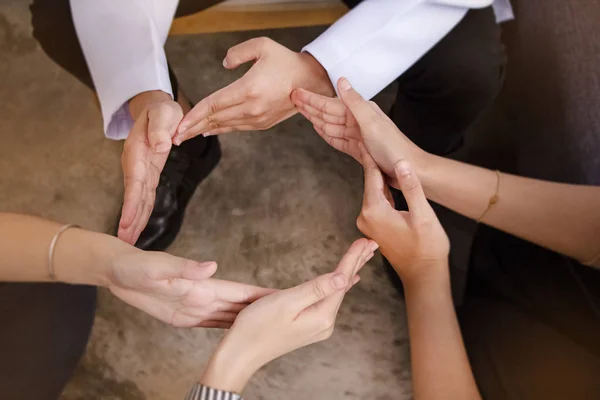 Foco Seletivo Mãos Humanas Tocam Conjunto Fazendo Círculo Sinal Símbolo — Fotografia de Stock