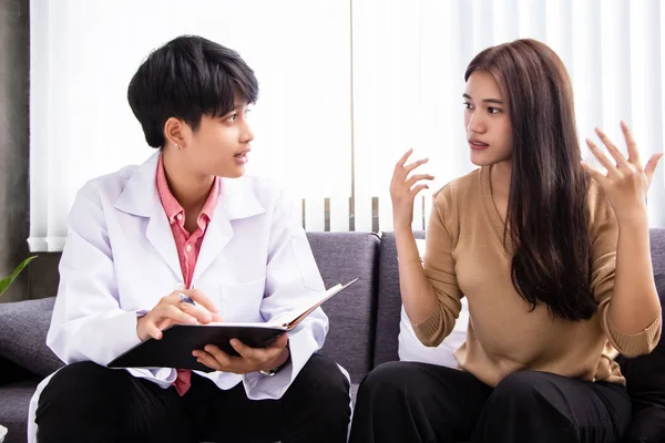 Psychiater Praat Met Gestreste Vrouw Consult Voor Behandelplan Behandeling Van — Stockfoto