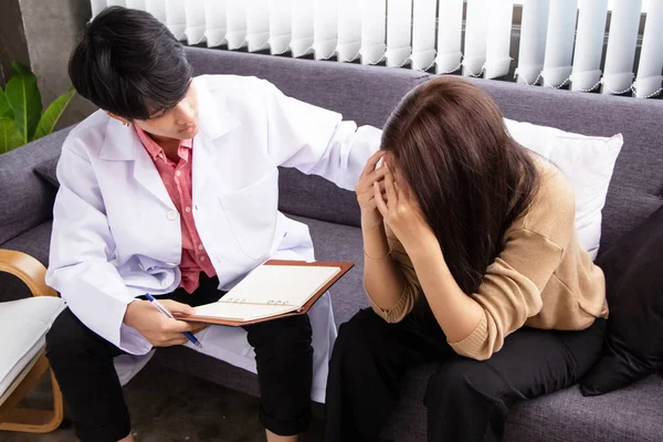 Psiquiatra Habla Con Mujer Estresada Consulta Para Plan Tratamiento Tratar — Foto de Stock