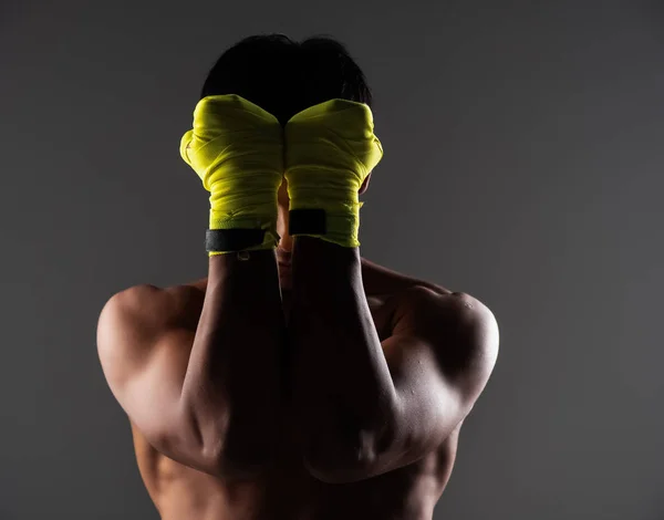 Der Gutaussehende Mann Trägt Gelbe Handschuhe Legt Die Hände Vor — Stockfoto