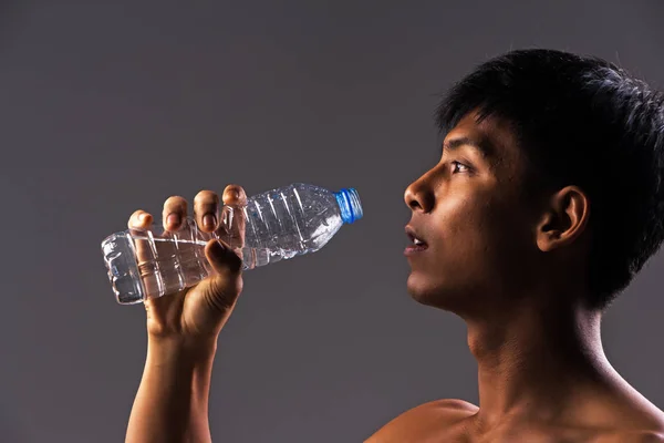 Knappe Man Met Waterfles Til Het Drinken — Stockfoto