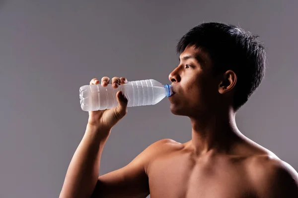 Knappe Man Drinken Koude Fles Water Inspanning Wazig Licht Rond — Stockfoto