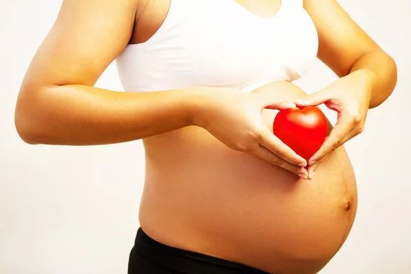 Zwangere Vrouw Met Klein Rood Hart Handen Teken Symbool Van — Stockfoto