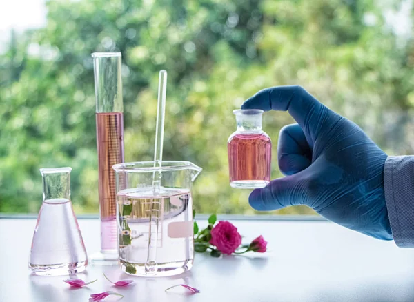 Mano Humand Usando Guante Goma Azul Que Sostiene Botella Extracto — Foto de Stock