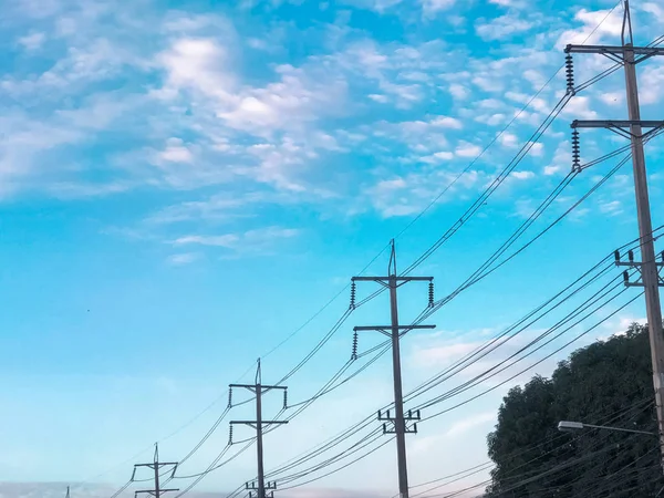 Μπλε Ουρανός Και Καπνιστή Κυματιστό Σύννεφο Ηλεκτρικούς Πόλους Στοιβάζονται Στη — Φωτογραφία Αρχείου