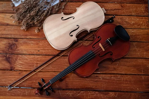 Ξύλινο Βιολί Και Τόξο Που Βάζουν Δίπλα Μισοτελειωμένο Βιολί Ξύλινη — Φωτογραφία Αρχείου