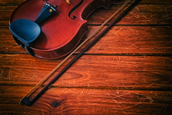 Ahşap keman ve yay soyut sanat tasarım arka plan ahşap ahşap tahta koymak, çevresinde bulanık ışık