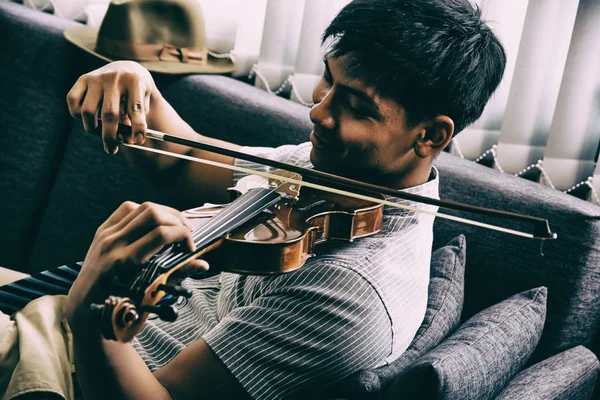 남자가 바이올린을 연주하는 모습을 추상적 디자인의 배경에 고전적 분위기 — 스톡 사진