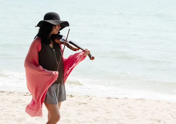 해변에서 바이올린을 연주하는 아름다운 행복한 수수료 — 스톡 사진
