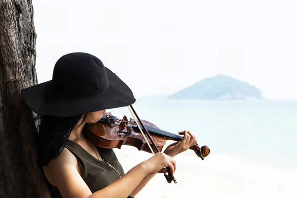 Hermosa Mujer Tocando Violín Playa Para Relajarse — Foto de Stock