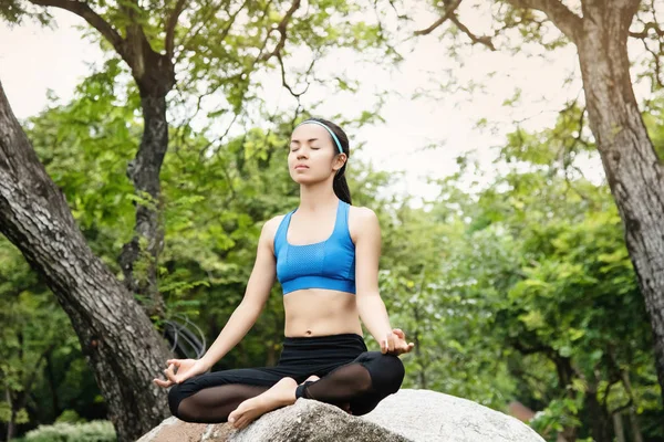 Mulher Beleza Que Usa Suit Sitting Exercício Rocha Grande Fechou — Fotografia de Stock