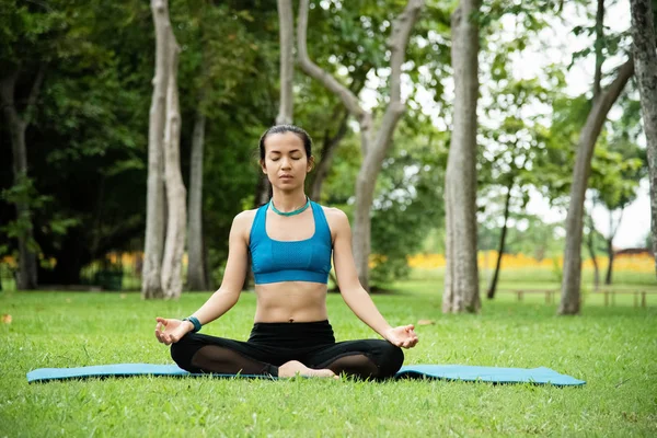 Mulher Beleza Que Usa Suit Sitting Exercício Rocha Grande Fechou — Fotografia de Stock