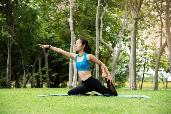 Skönhet Kvinnan Bär Träningsdräkt Stretching Kropp Med Yoga Mönster Park — Stockfoto