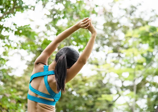 Kvinna Bär Träningsdräkt Stretching Rygg Och Kropp Genom Att Höja — Stockfoto