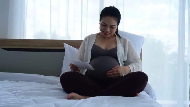 Femme Enceinte Assise Sur Lit Avec Sourire Visage Heureux — Video