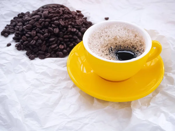 Taça Cerâmica Amarela Offee Colocar Frente Grãos Café Fundo Superfície — Fotografia de Stock