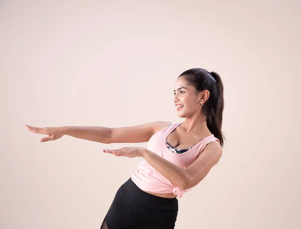 Die Junge Frau Trägt Trainingsanzug Hebt Die Hände Die Luft — Stockfoto