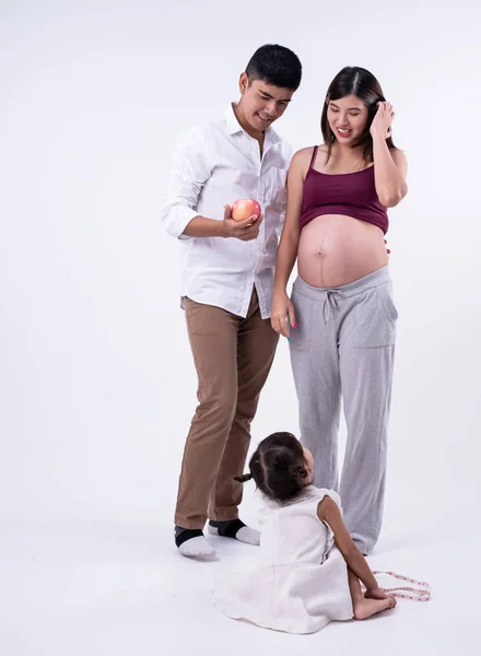 Beautiful Pregnant Woman Standing Her Husband Little Daughter Sitting Ground — Stock Photo, Image