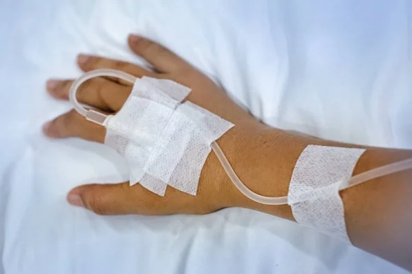 Mano Del Paciente Con Solución Intravenosa Para Tratamiento Luz Borrosa —  Fotos de Stock